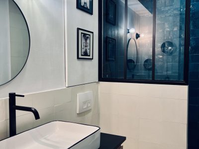 Salle de douche en carreaux de ciment et zelliges marocains - Verrière de séparation