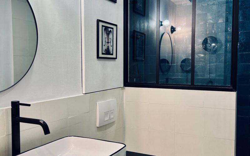 Salle de douche en carreaux de ciment et zelliges marocains - Verrière de séparation